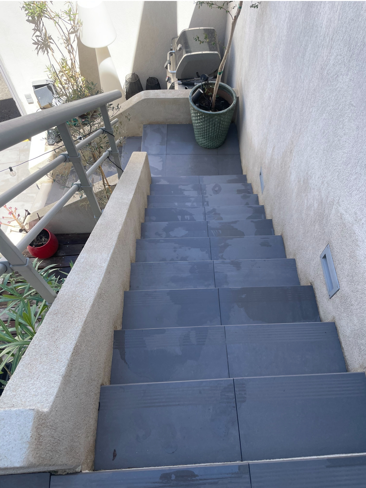 Nettoyage d'escalier et de crépi extérieur à Marseille — après