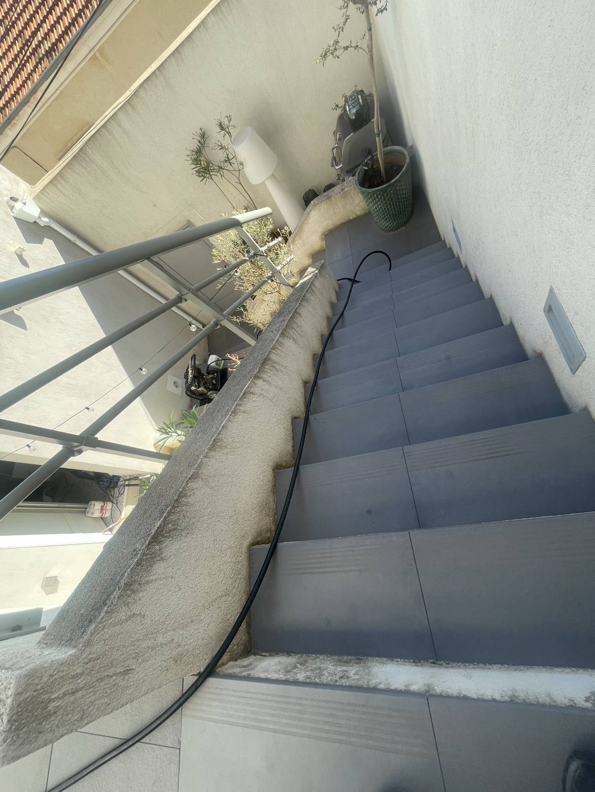 Nettoyage d'escalier et de crépi extérieur à Marseille — avant