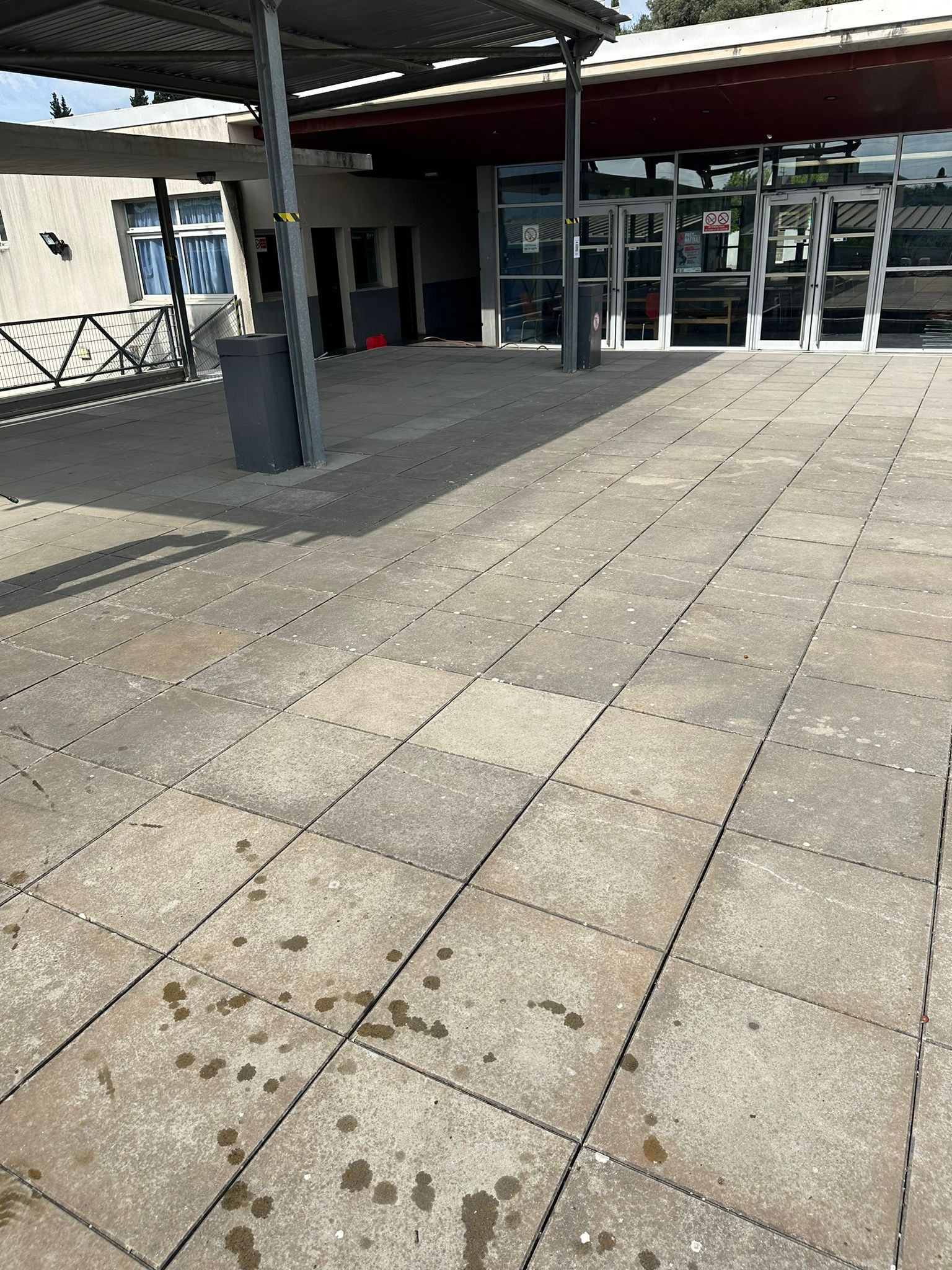 Nettoyage de grande terrasse (établissement) à Marseille — avant