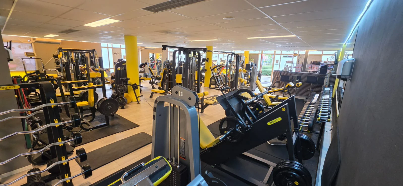 Krachtapparatuur en trainingsvloer bij Pro-fit GYM in Almere