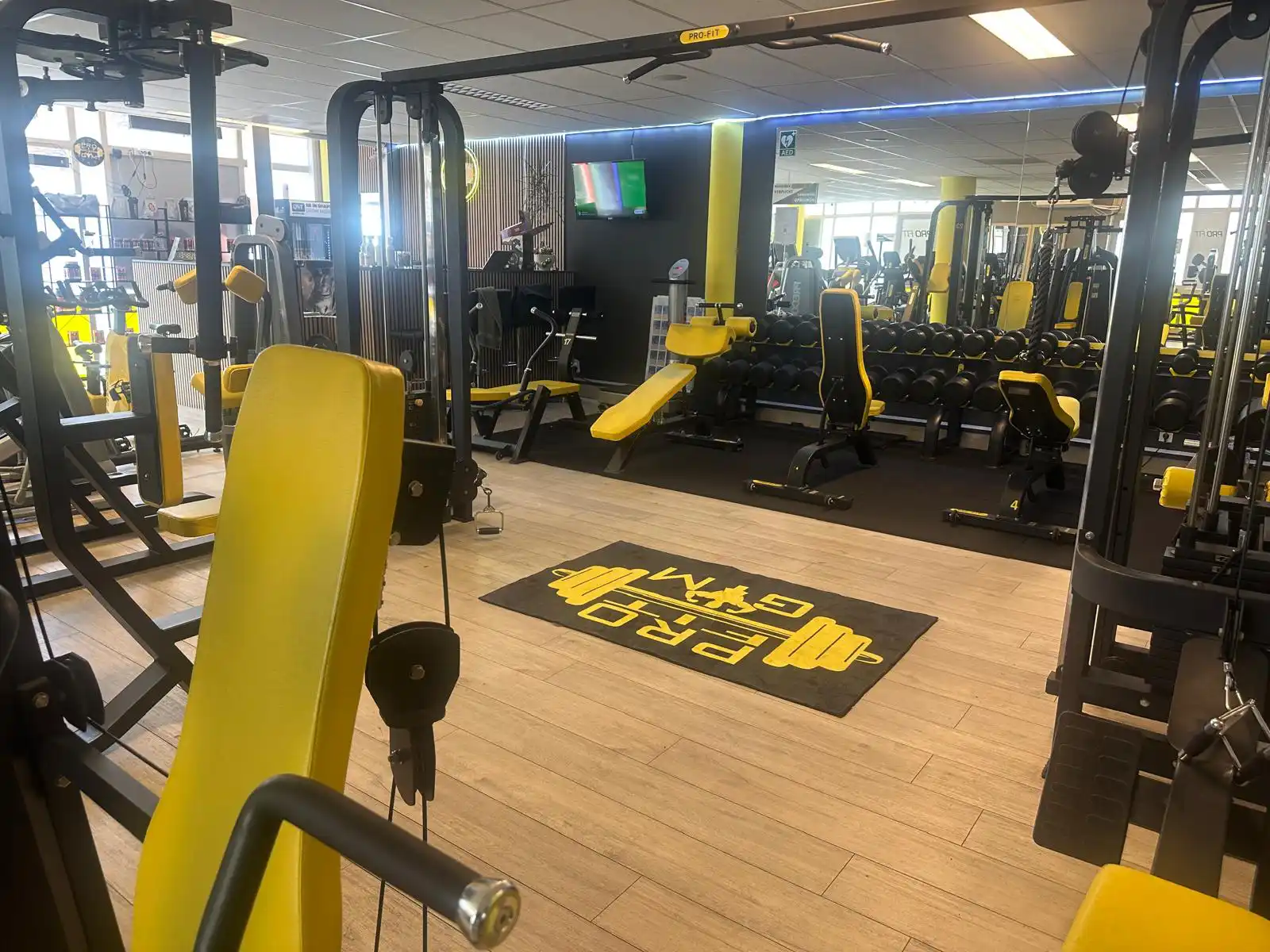 Trainingsvloer en krachtapparatuur bij Pro-fit GYM in Almere