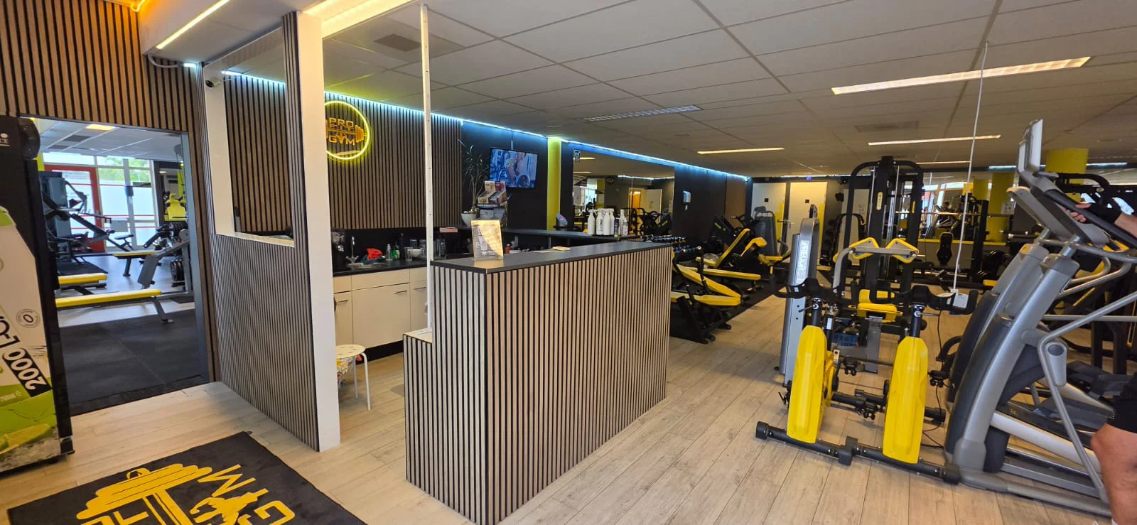 Receptie en trainingsvloer van Pro-fit GYM sportschool in Almere