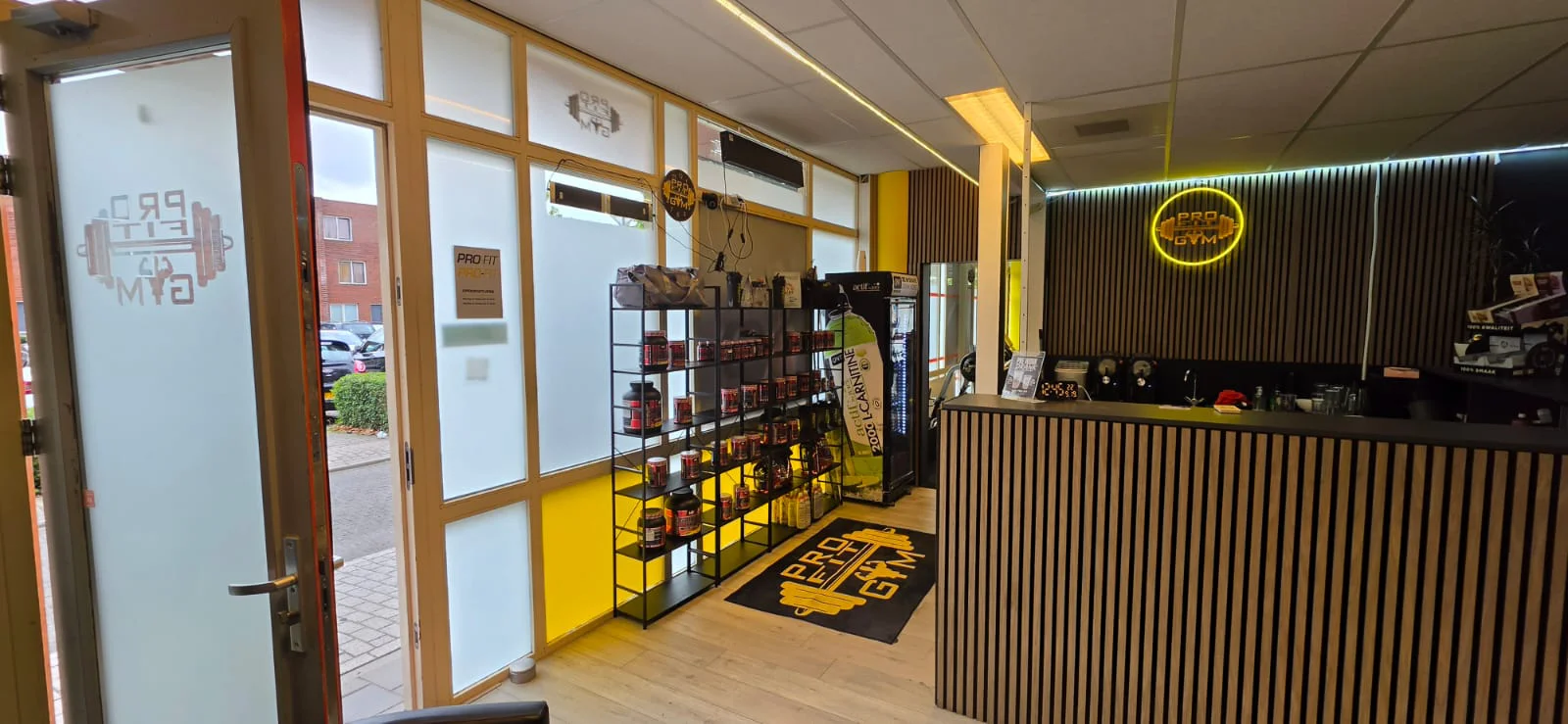 Ingang en receptie van Pro-fit GYM sportschool in Almere