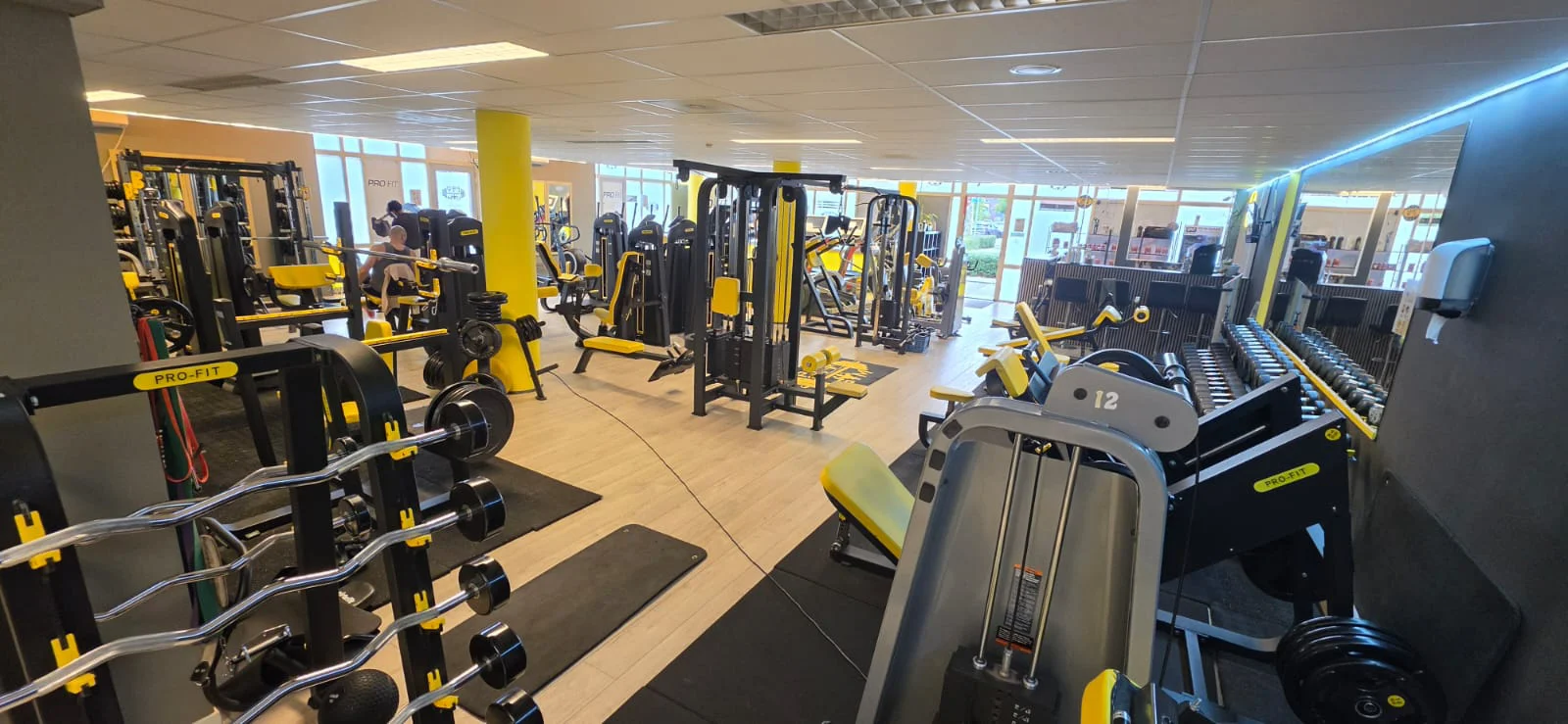 Trainingsvloer bij Pro-fit GYM sportschool in Almere met krachtapparatuur en halters