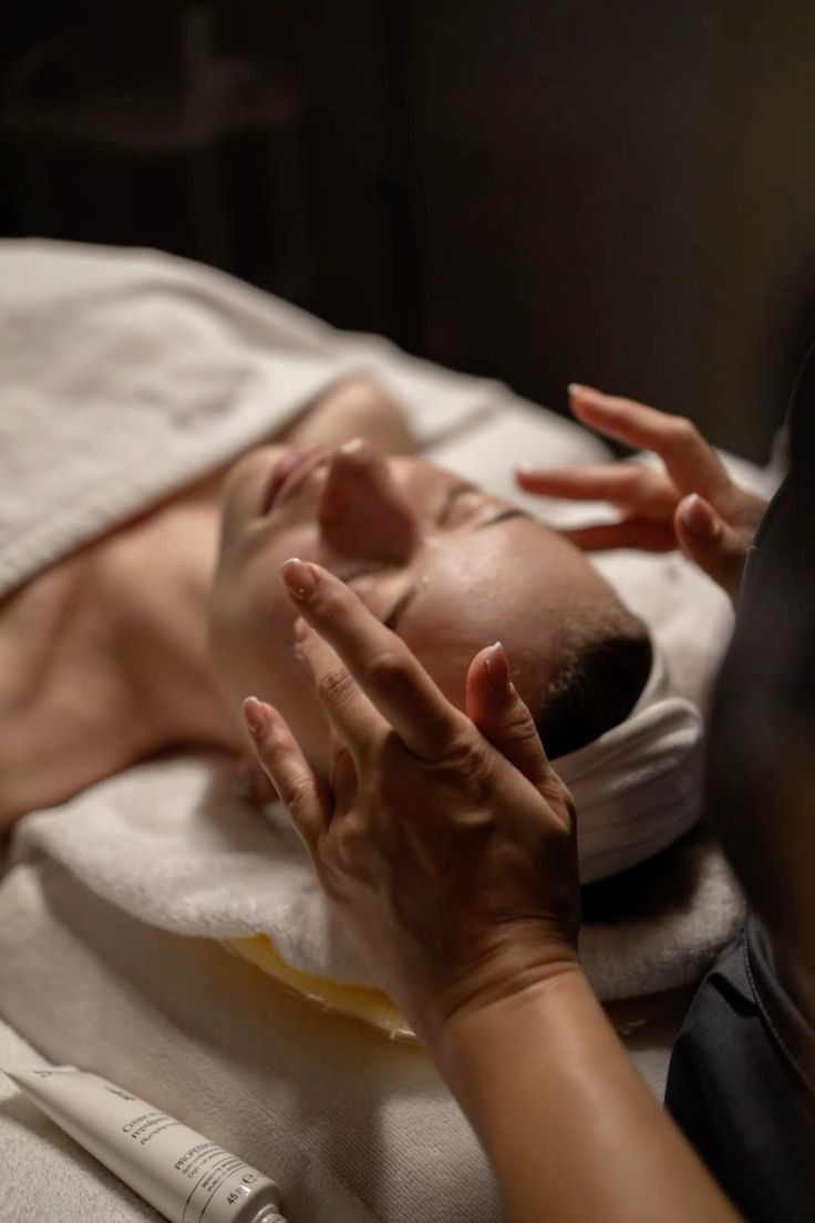 Face relaxation massage at Looks by Brooke