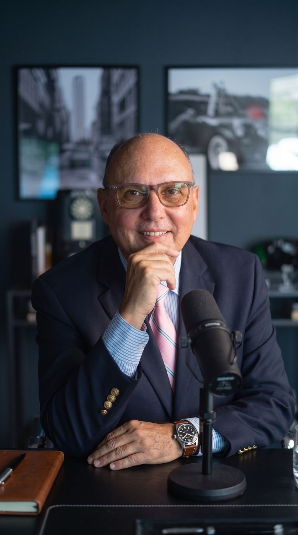 Bernardo Jurado en su estudio, frente al micrófono