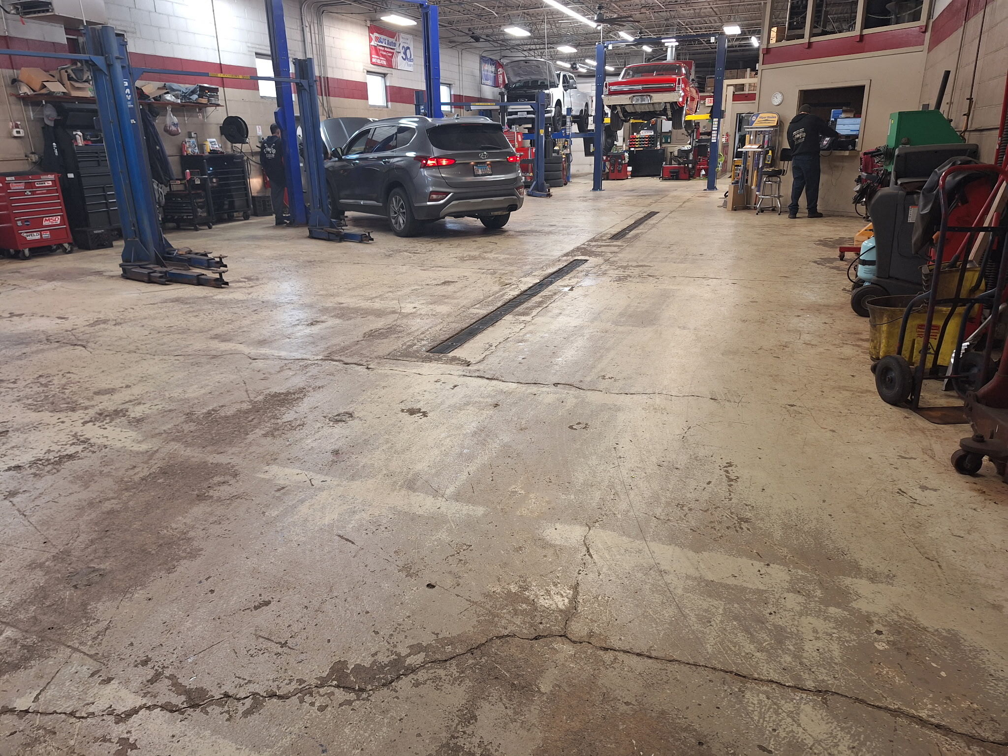 DJ's Automotive Schaumburg before epoxy flake floor