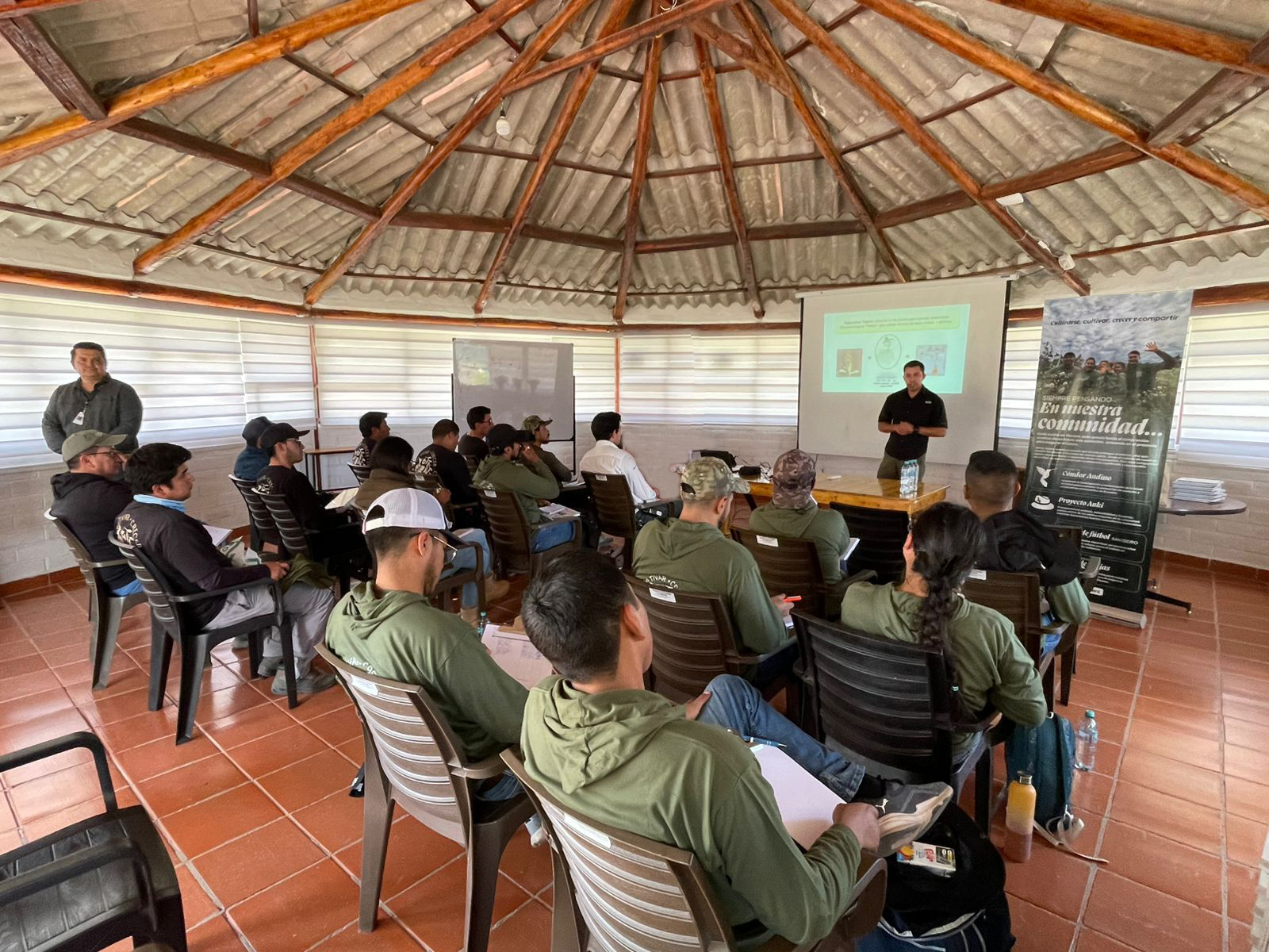 Equipo comercial agrícola participando en una sesión de alineación