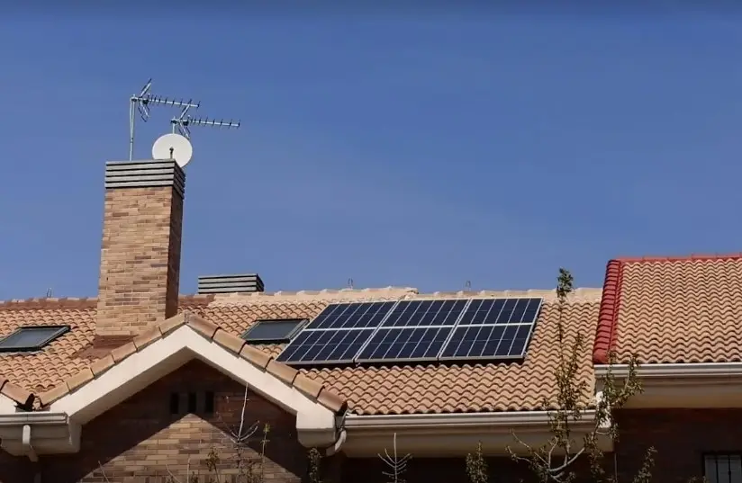 Placas solares instaladas en tejado de teja