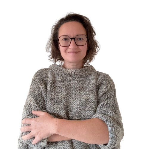 Lola Beuneiche est fondatrice de BLUEGRASS, agence spécialisée en communication digitale. Elle accompagne entrepreneurs et entreprises dans leur stratégie sur les réseaux sociaux, avec une approche alliant méthode, créativité et résultats concrets.