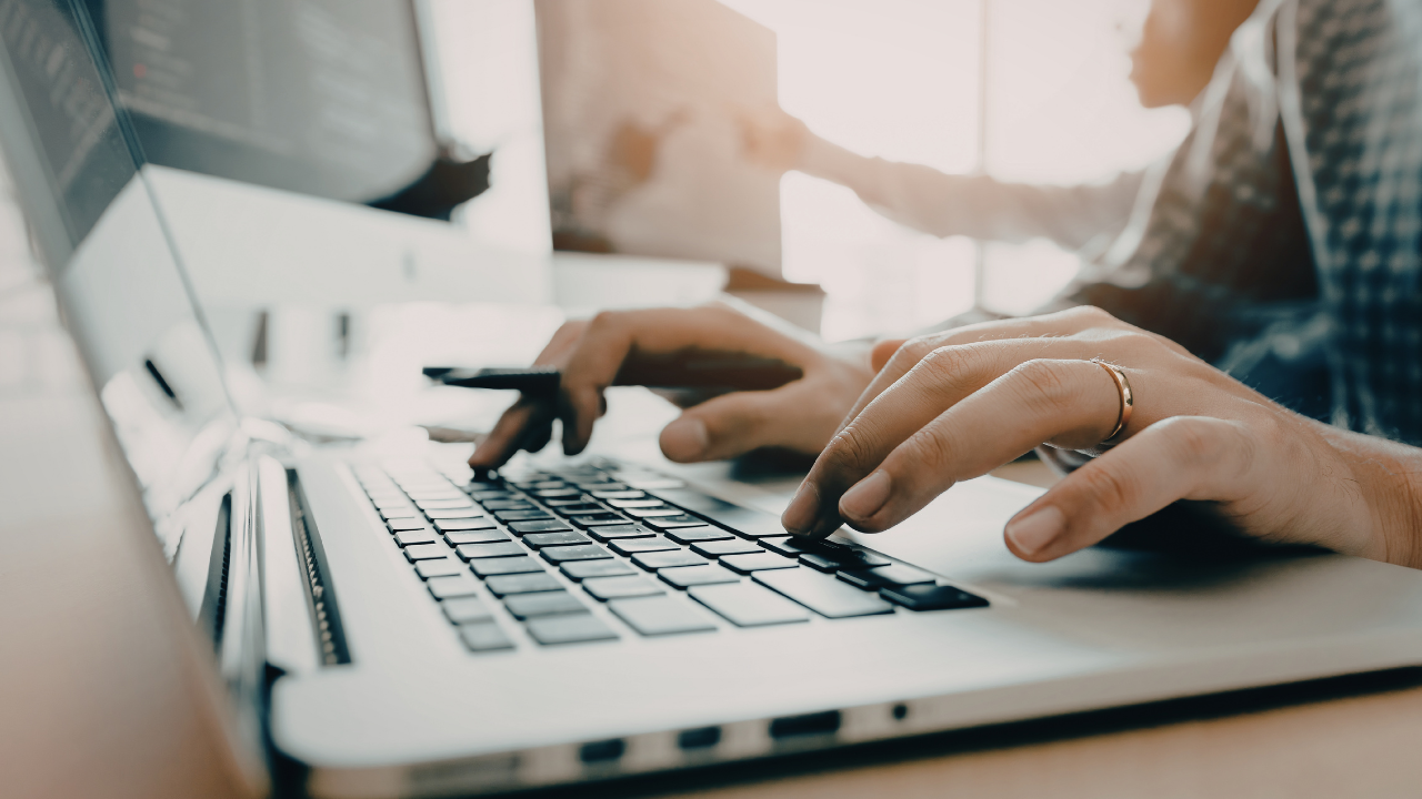 Professionnelle en communication digitale élaborant une stratégie de contenu sur ordinateur portable