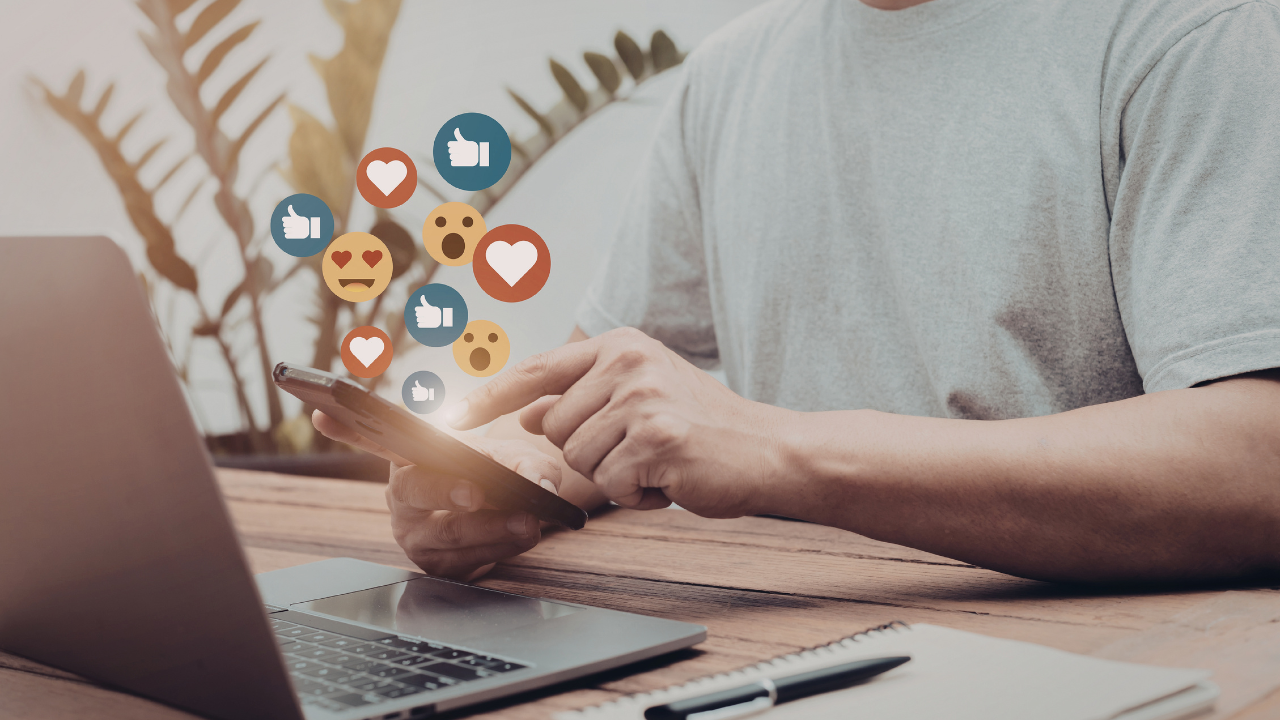 Les principales plateformes de réseaux sociaux — Facebook, Instagram, TikTok et LinkedIn — sur un écran de smartphone