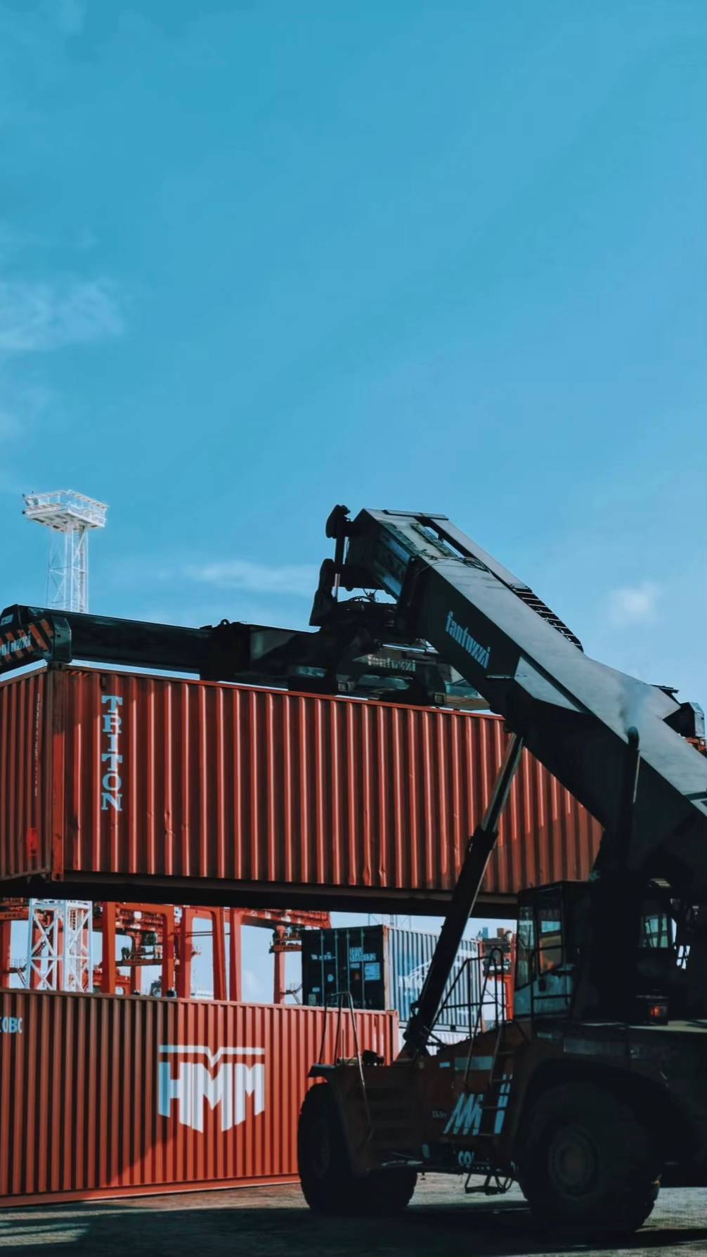 Container uplift by crane