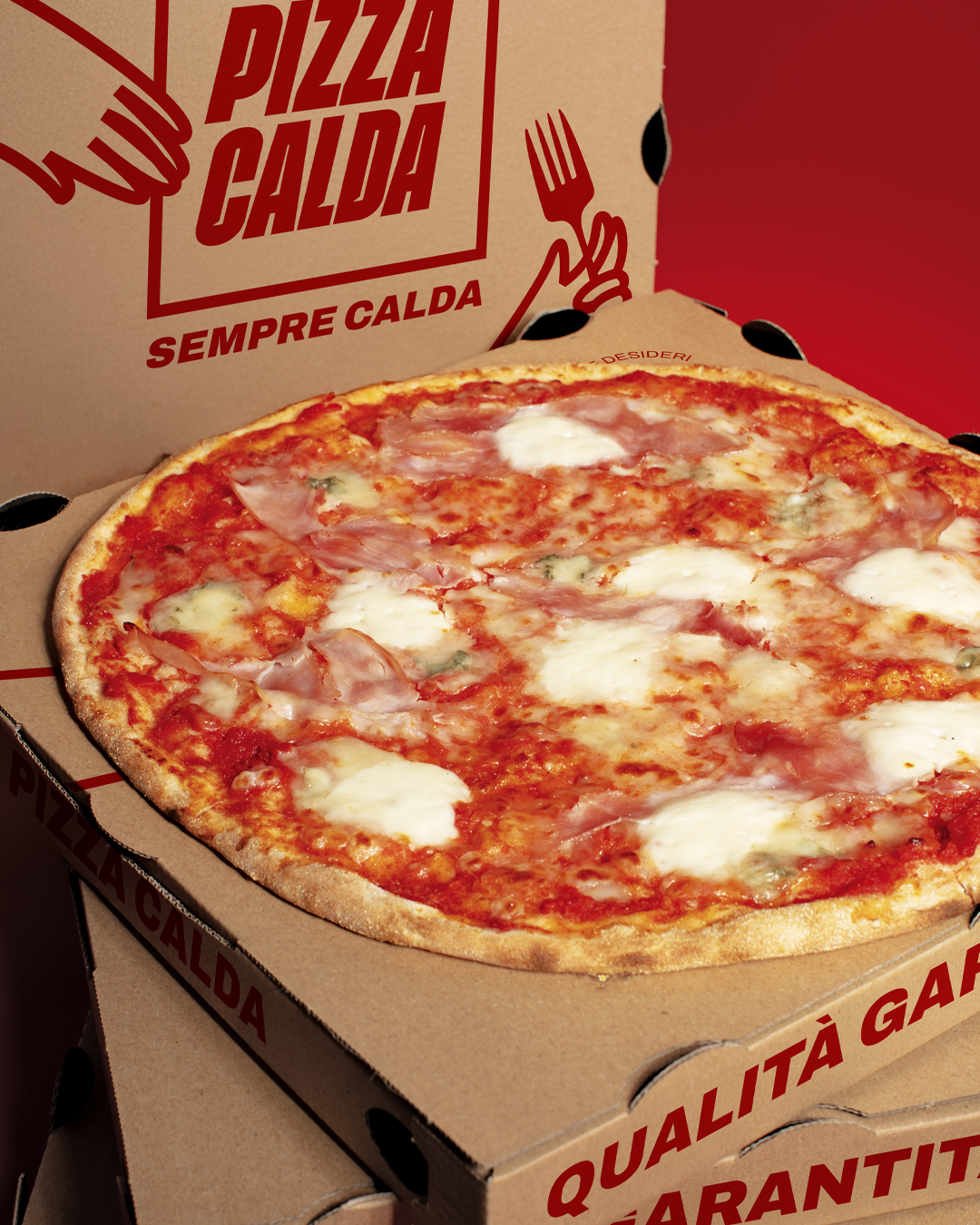Pizza calda appena consegnata in box PizzaCalda