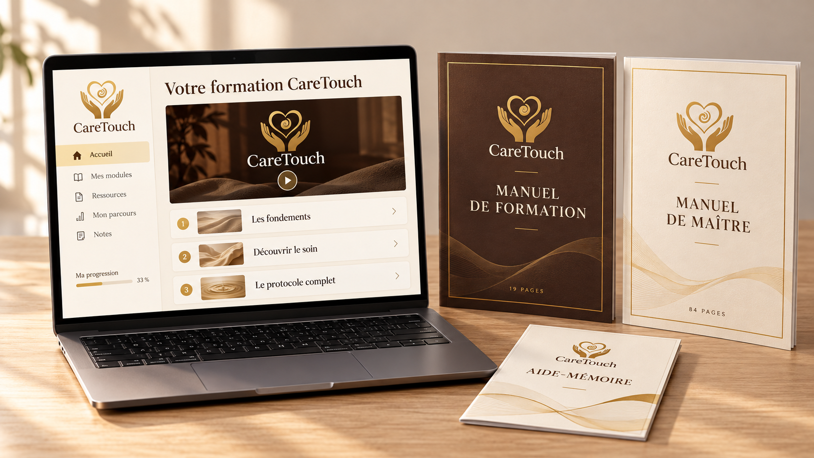 Présentation de la formation en ligne CareTouch sur ordinateur, accompagnée des deux manuels et de l’aide-mémoire.