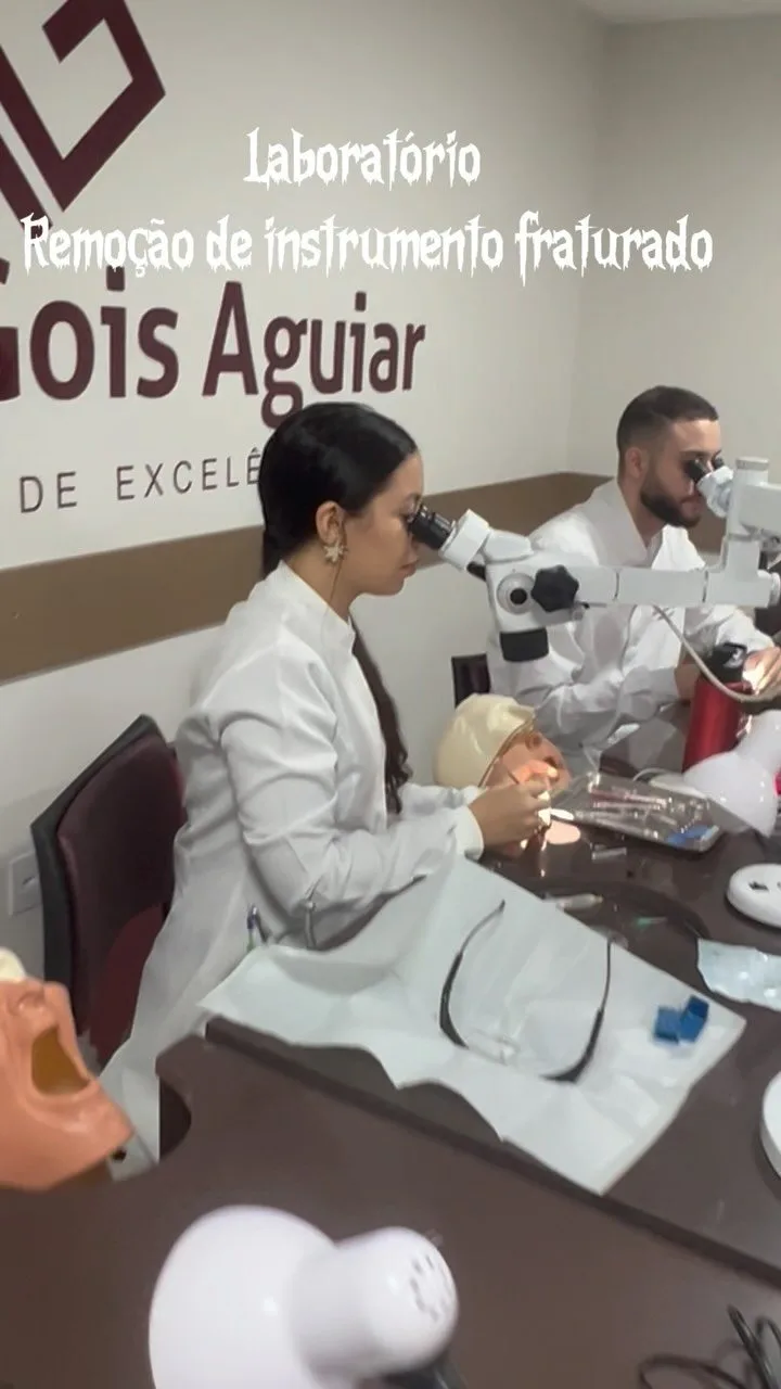 Turma 1 da Especialização em Endodontia em aula prática