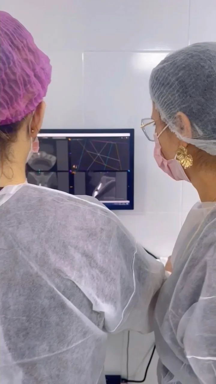 Turma 1 da Especialização em Endodontia em atendimento clínico