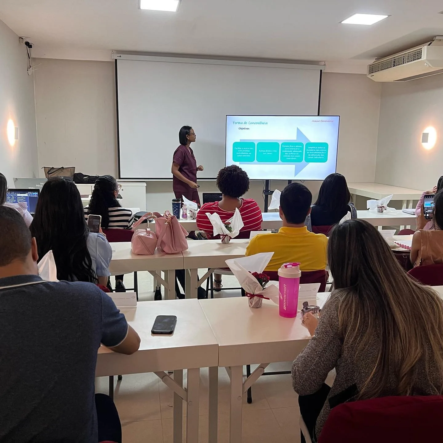 Turma 4 da Aperfeiçoamento em Endodontia em aula teórica