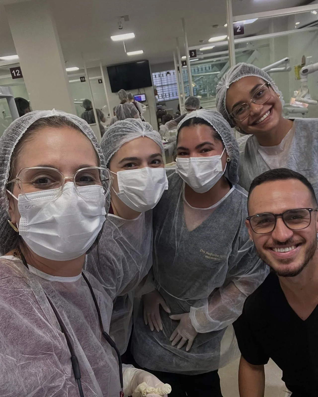 Turma 5 da Aperfeiçoamento em Endodontia em atendimento clínico
