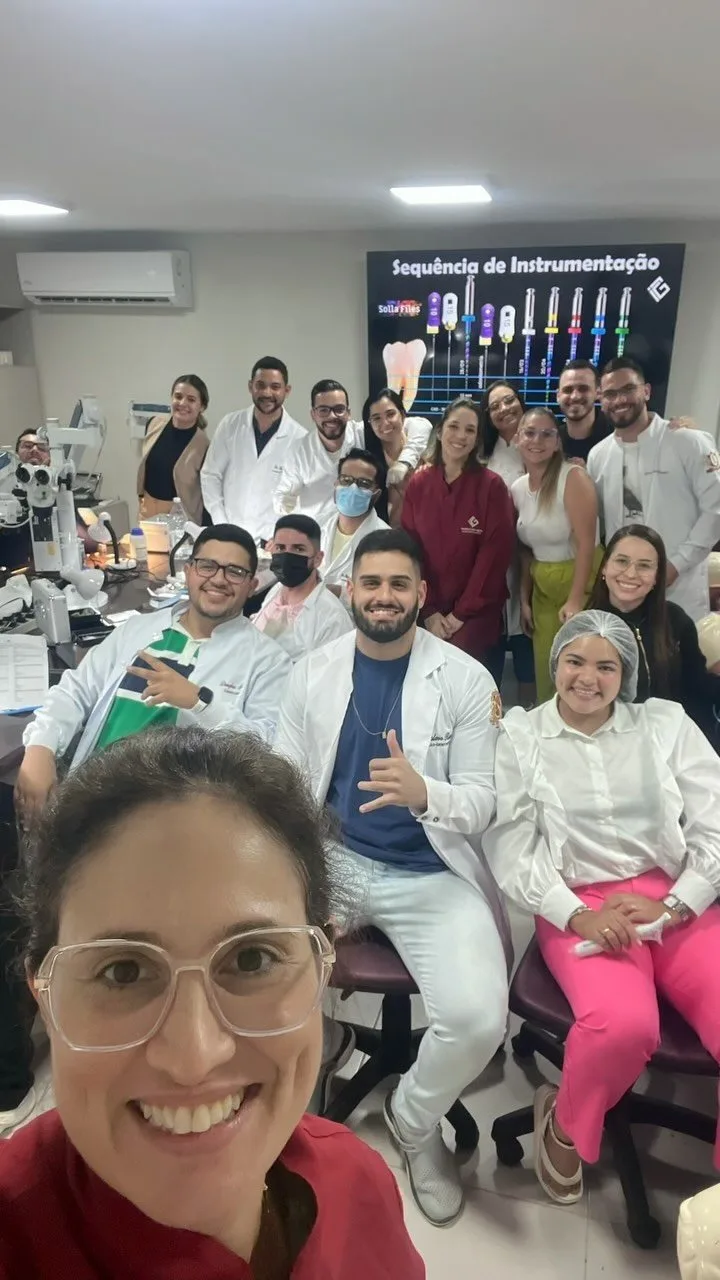 Turma 5 da Aperfeiçoamento em Endodontia em aula prática