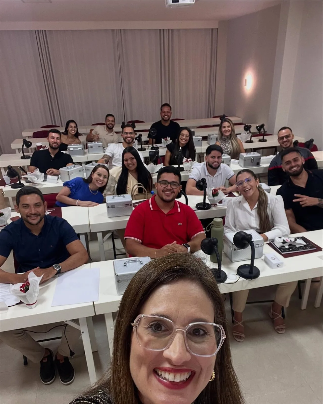 Turma 5 da Aperfeiçoamento em Endodontia em aula teórica
