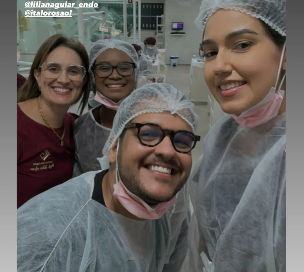 Turma 7 da Aperfeiçoamento em Endodontia com professores do curso