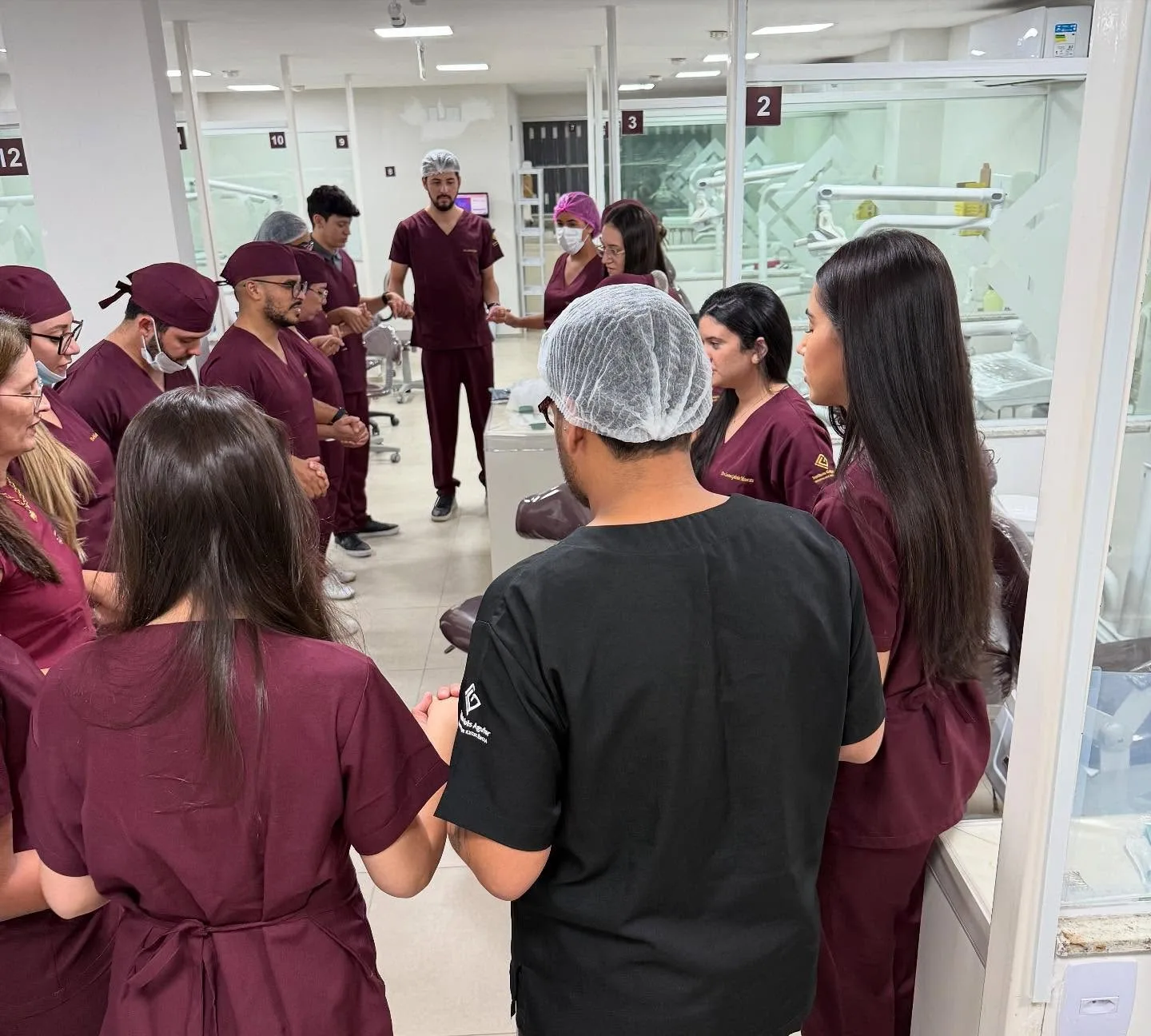 Turma 7 da Aperfeiçoamento em Endodontia em atendimento clínico