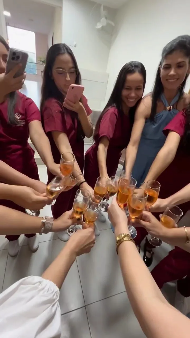 Turma 8 da Aperfeiçoamento em Endodontia no encerramento do curso