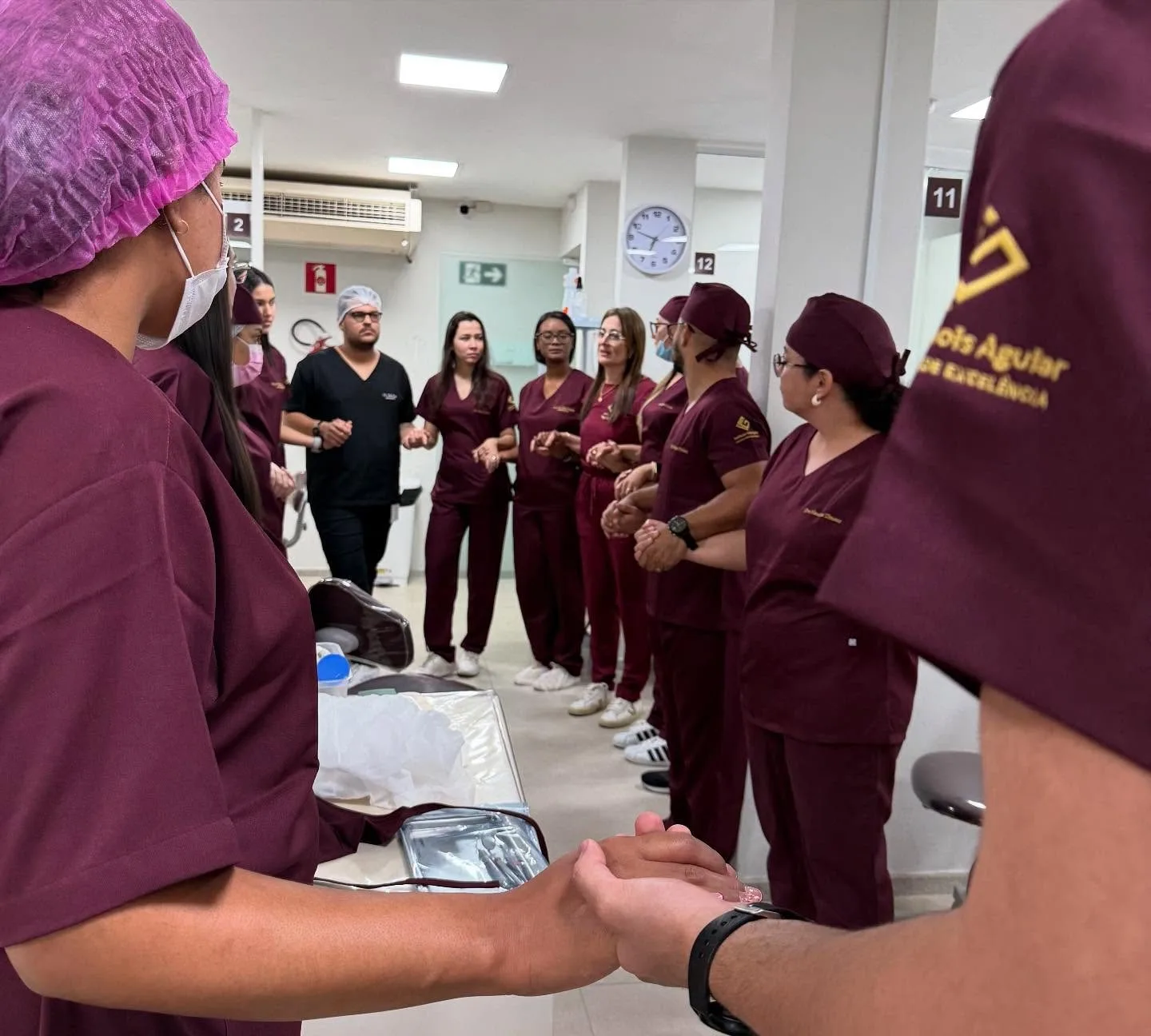 Turma 7 da Aperfeiçoamento em Endodontia em atendimento clínico