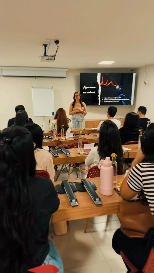 Turma 8 da Aperfeiçoamento em Endodontia em aula teórica