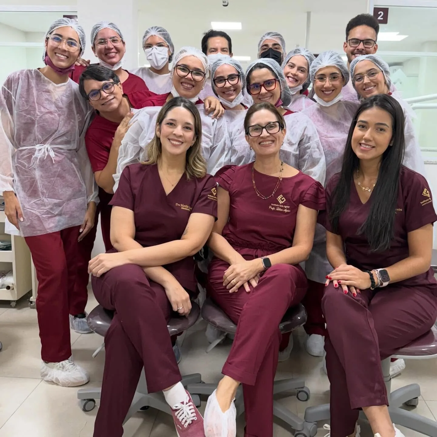 Turma 8 da Aperfeiçoamento em Endodontia reunida