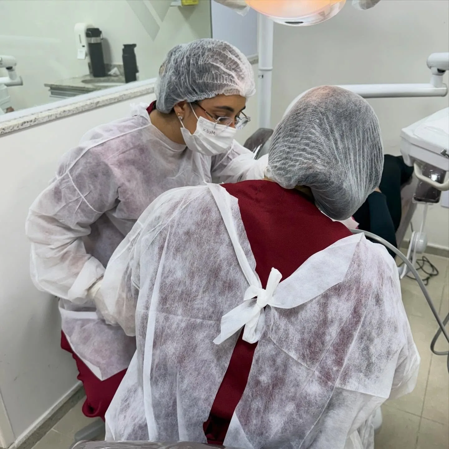 Turma 8 da Aperfeiçoamento em Endodontia em atendimento clínico