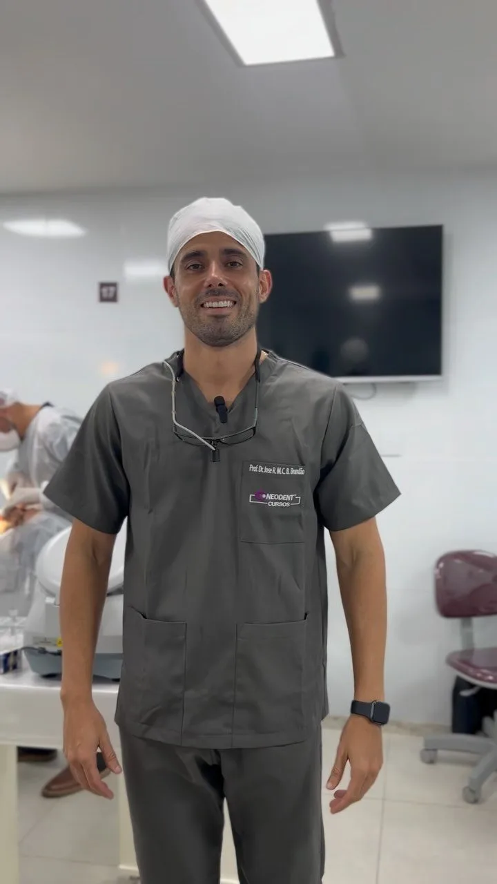 Turma 1 da Aperfeiçoamento em Implantodontia em atendimento clínico