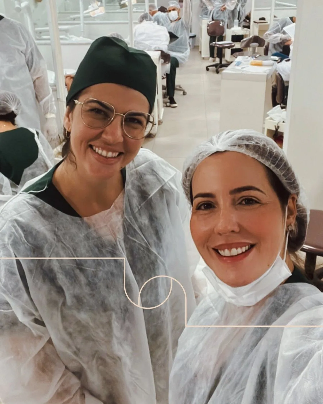 Turma 3 da Aperfeiçoamento em Periodontia em atendimento clínico