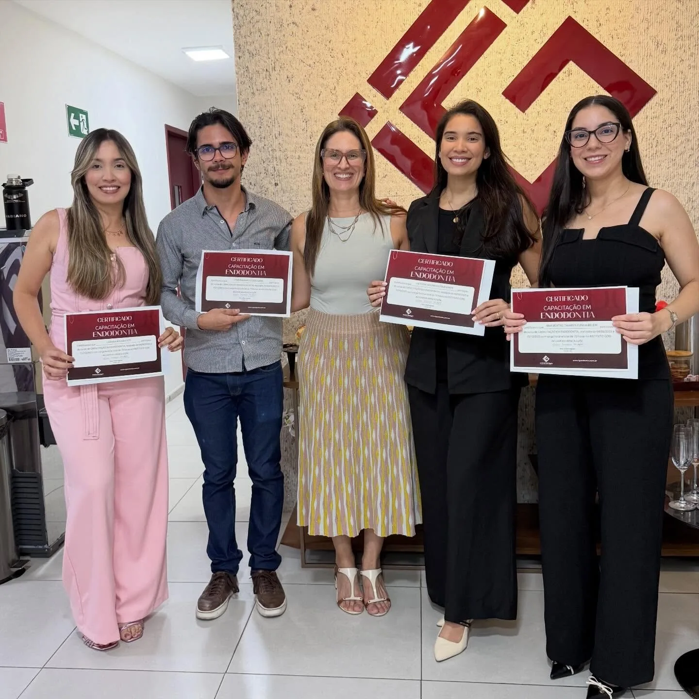 Turma 6 da Capacitação em Endodontia na entrega de certificados