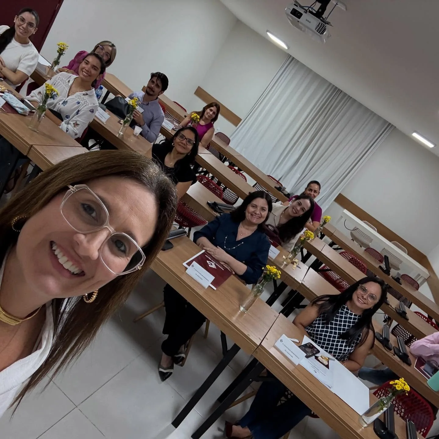Turma 6 da Capacitação em Endodontia em aula teórica