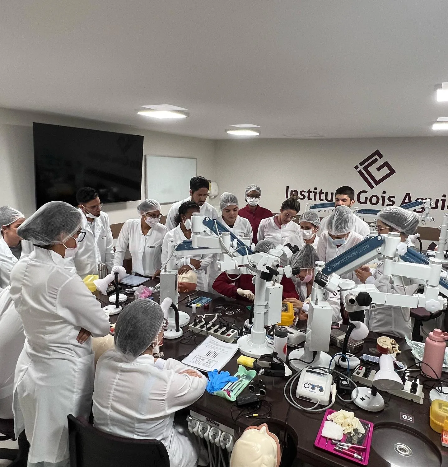 Turma 2 da Especialização em Endodontia em aula prática
