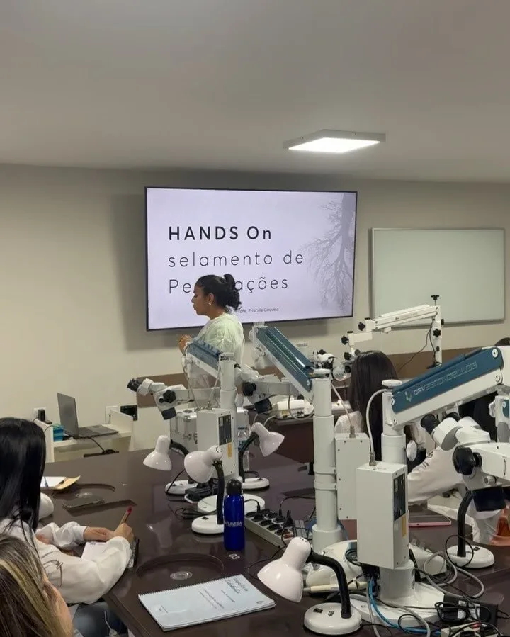 Turma 2 da Especialização em Endodontia em aula prática