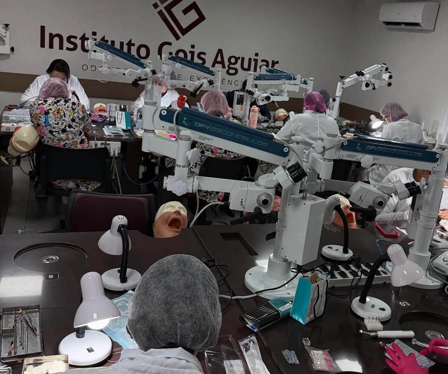 Turma 1 da Especialização em Odontopediatria em aula prática