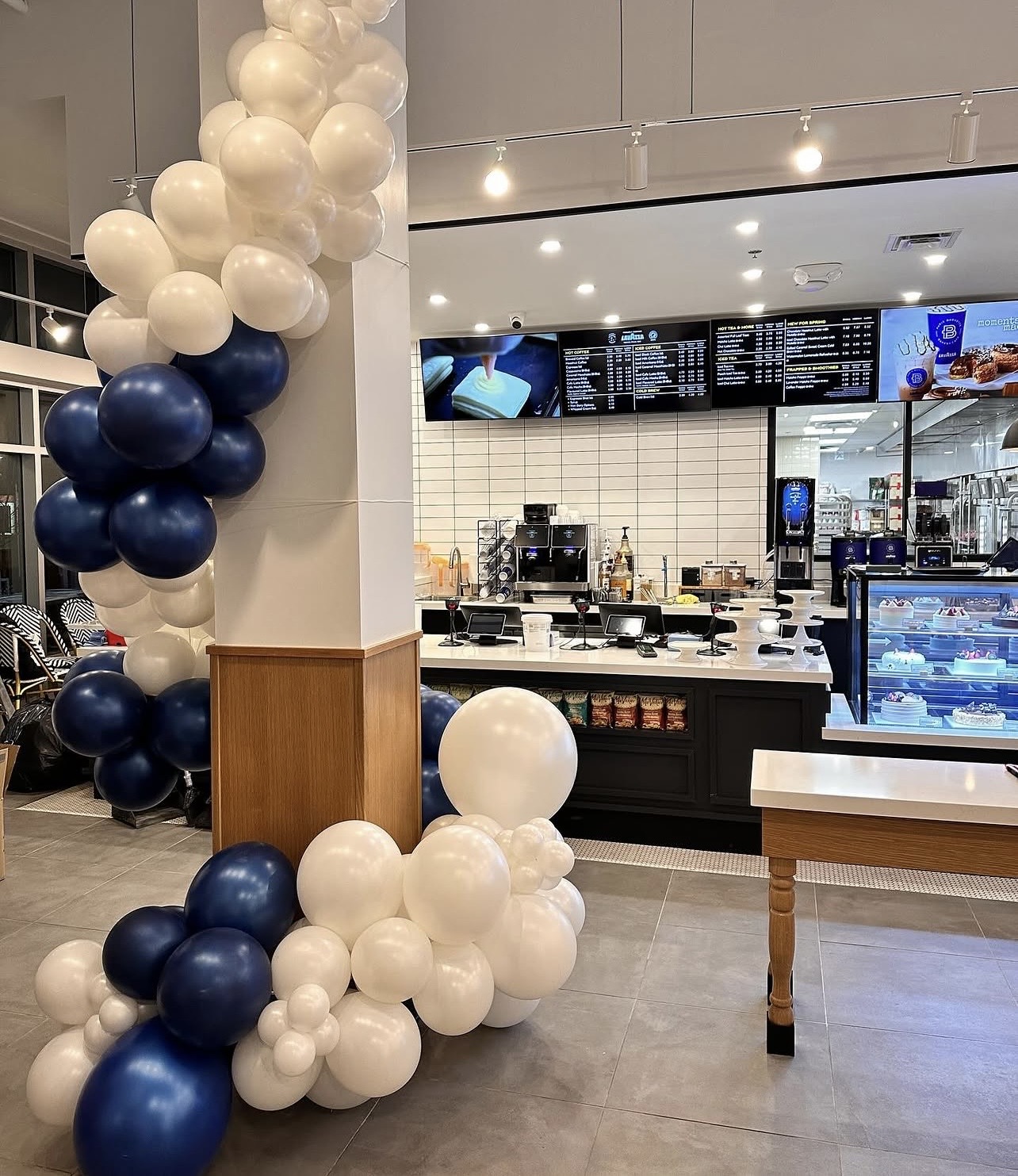 Statement balloon installation for a grand event