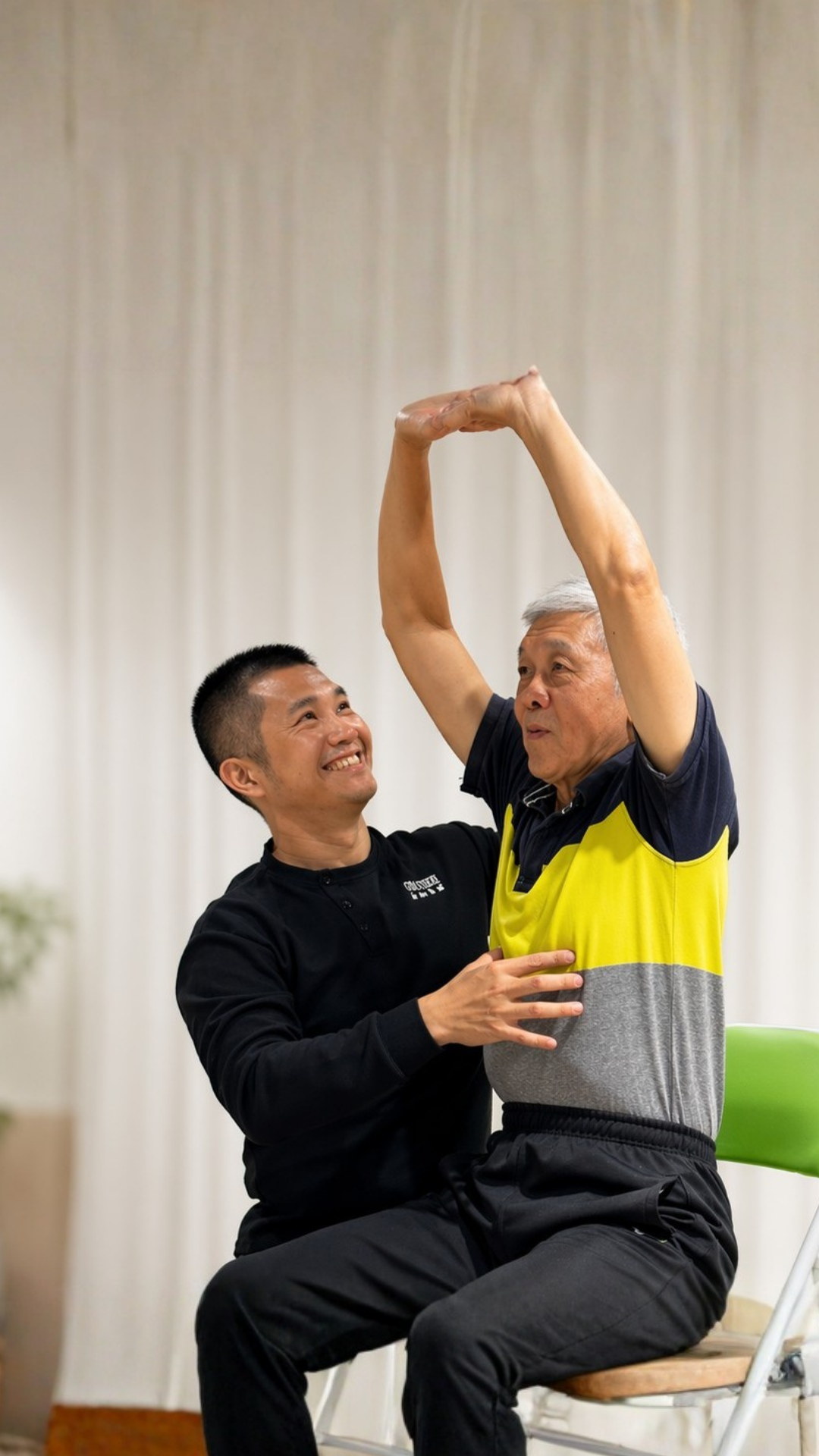 承豪教練一對一指導長輩進行嬋柔運動