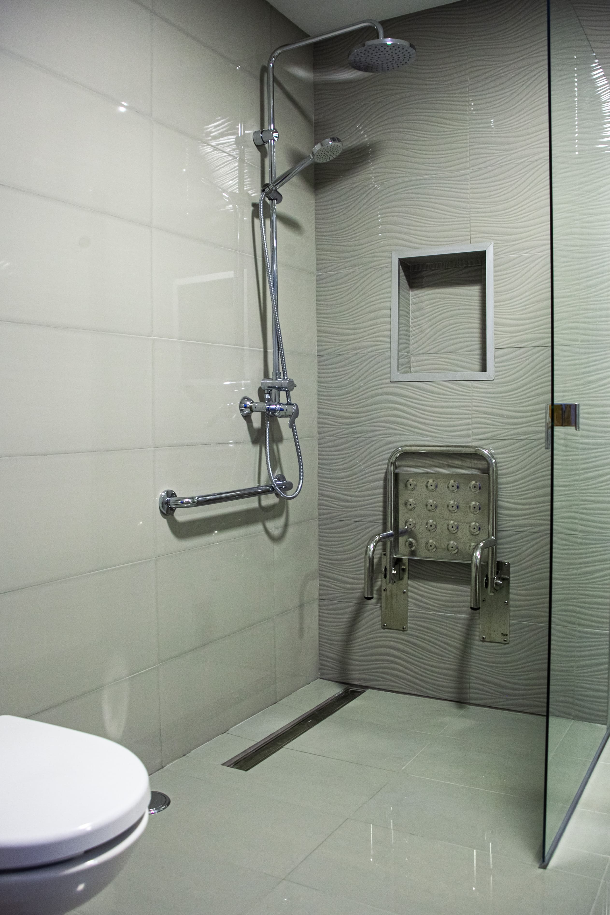 Low-threshold, barrier-free walk-in shower