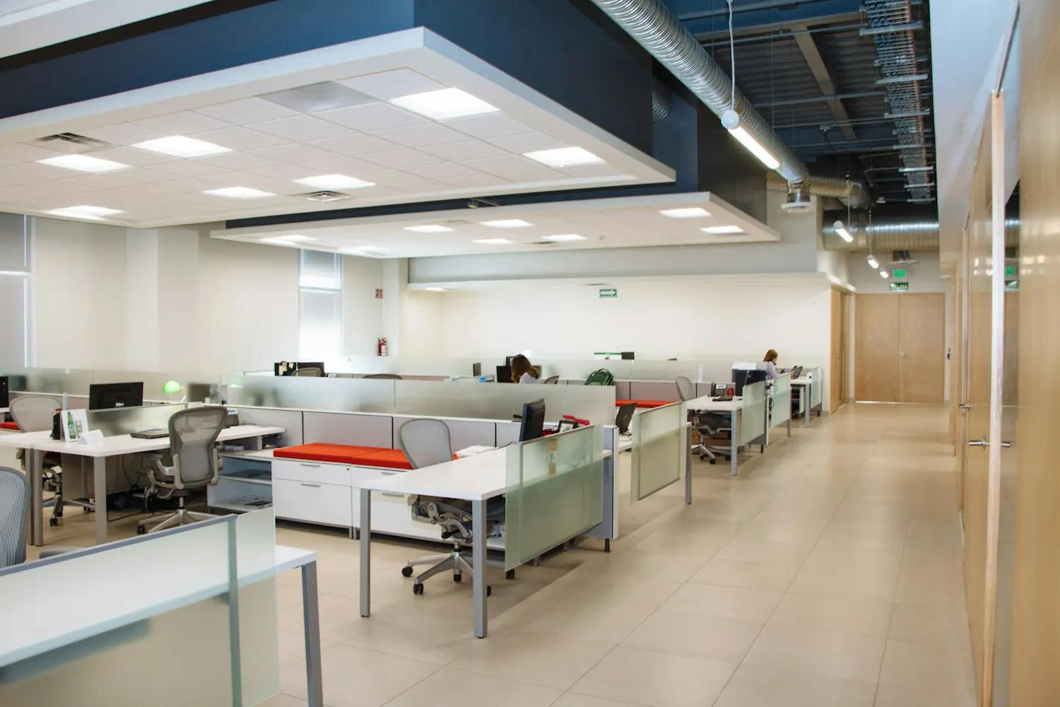 Intérieur commercial soigné adapté à un bureau, un commerce ou une entreprise de services
