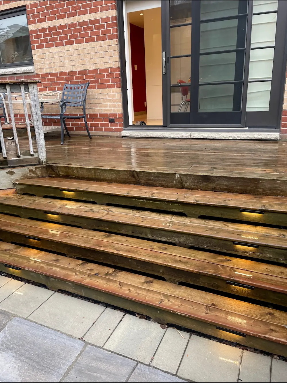 Terrasse arrière en bois avant la réfection de la plateforme extérieure par Reno-Decor
