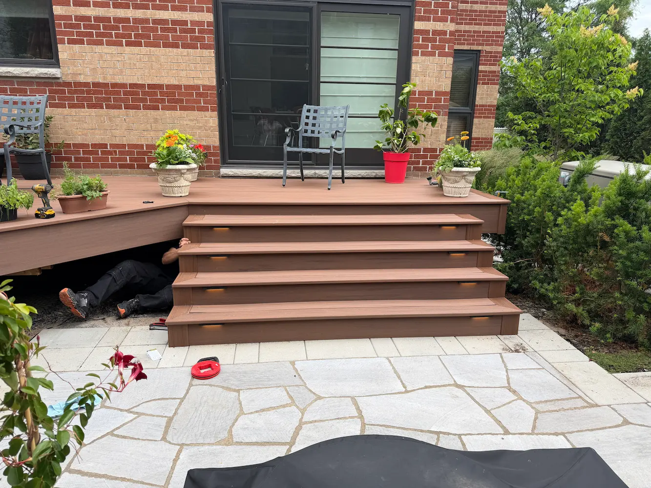 Terrasse arrière terminée avec finition composite et accès extérieur amélioré