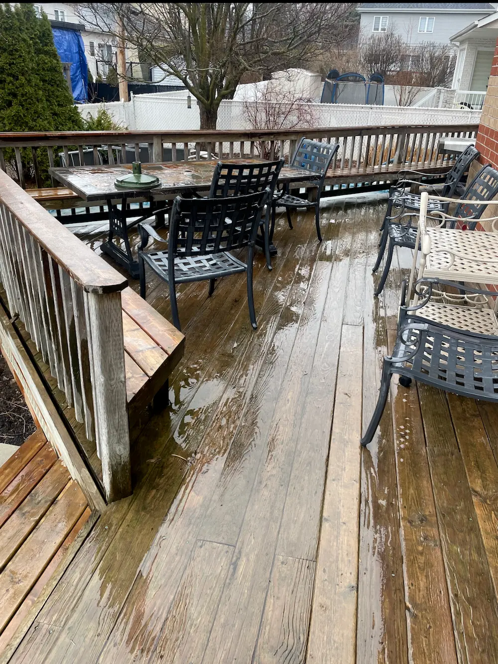 Détail de terrasse avant les améliorations d’accès et de finition