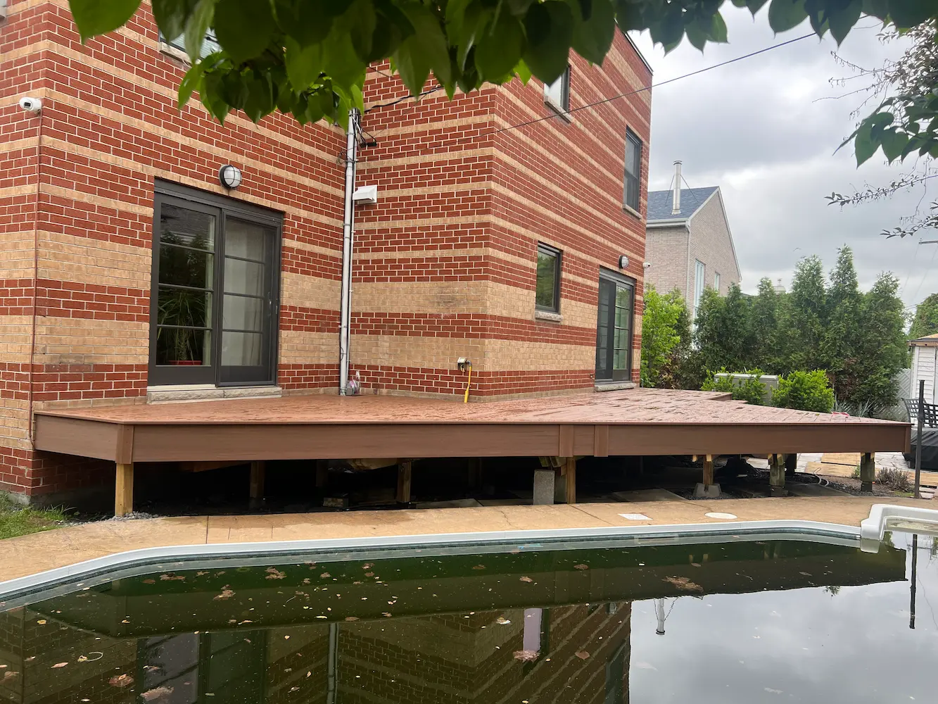 Détail de terrasse après les améliorations d’accès et de finition