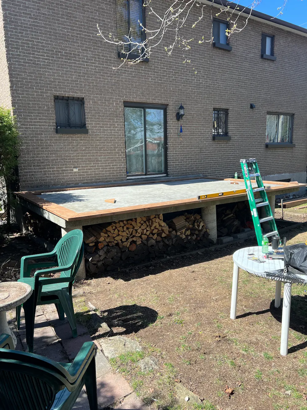 Cour arrière avant la construction d’une grande terrasse surélevée