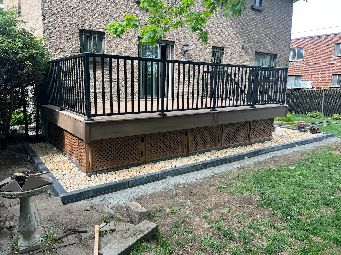 Grande terrasse composite terminée avec escaliers, garde-corps et base finie