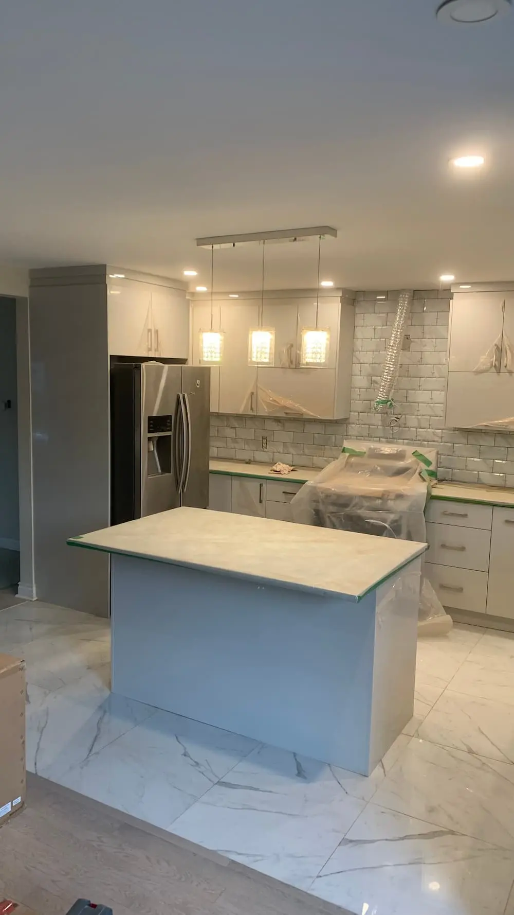 Rénovation intérieure à aire ouverte terminée avec cuisine et aire de vie finie